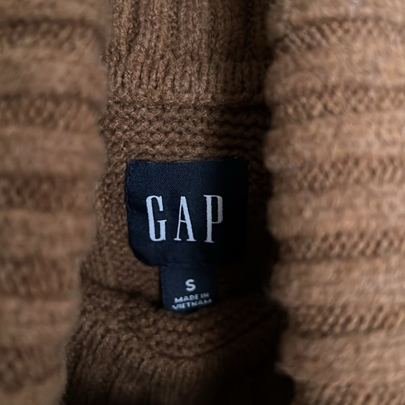 Gap CashSoft Cable-Knit Turtleneck Sweater Vest - Picture 3 of 3